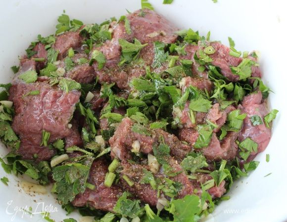 Добавить в чеснок с петрушкой масло, соль и перец. Сложить всё в одну чашку с мясом и хорошо перемешать. Мариновать 15 минут.