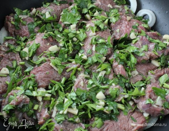 На лук выложить мясо с петрушкой.