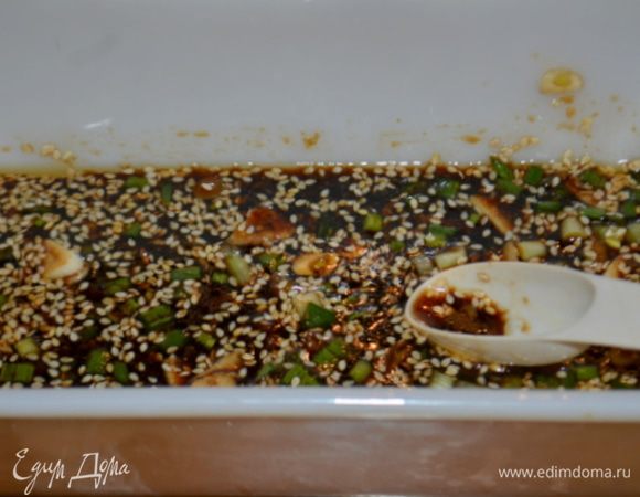 Смешать все ингредиенты в отдельной емкости кроме филе.
1 ч.л кунжутное масло, 2 стол.л апельсиновый сок, 1 -2 зеленые перья лука ,
1/4 cтак.соевый соус, 1 стол.л свежий имбирь на терке, 1 стол.л мед ,
1 стол.л кунжутное семя, 2 дольки чеснока, раздавить.