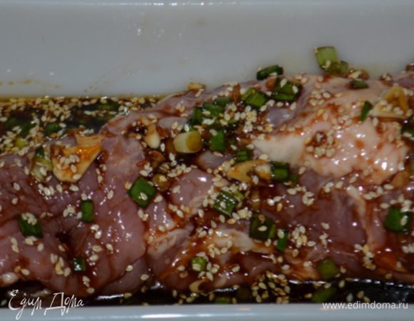 Добавить филе свинины или полить сверху маринадом. Блюдо должно быть жаропрочным для духовки. Закроем пленкой пищевой и поставим в холодильник на не менее 30 мин.