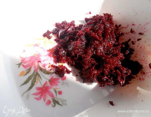 Свеклу (две маленькие или одну крупную) натереть на мелкой тёрке...