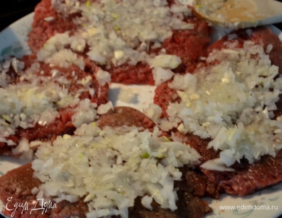 Чеснок и лук мелко нарезать, положить на говядину, посолить, поперчить, свернуть трубочкой,прихватить зубочисткой