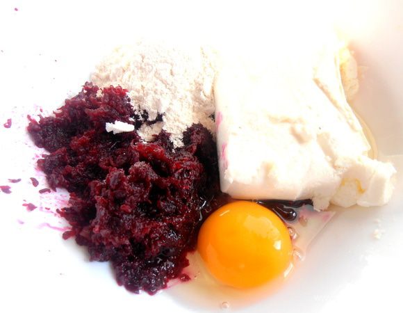 Добавить соль,ваниль и муку...