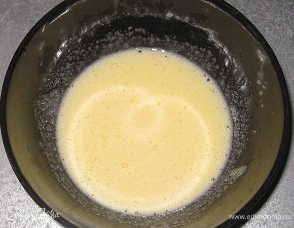 Яйцо взбить с сахаром. 
