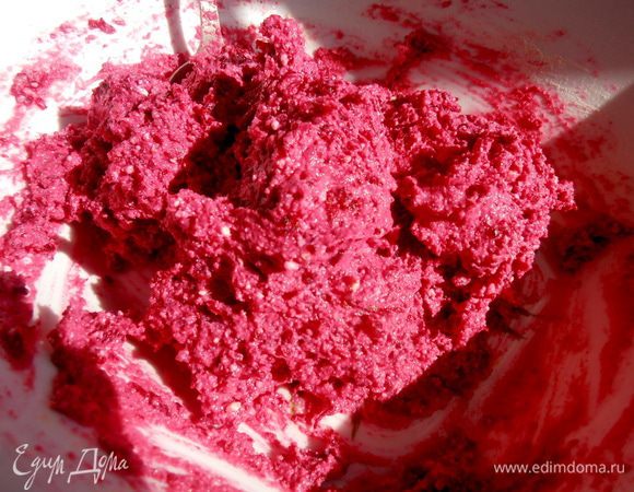 Перемешиваем.Сначала я решила,что сахара не надо...(тут зависит от сорта свеклы,пробуйте по своему вкусу!)