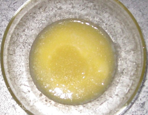 Сливочное масло растопить и остудить. 