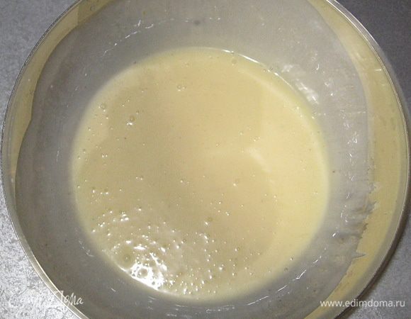 Добавить сливки и ванильный сахар. Все хорошо перемешать. 