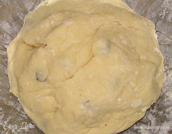 В просеянную муку добавить разрыхлитель и соль. Добавить в смесь. Добавить промытый в теплой воде изюм. Замесить тесто. 