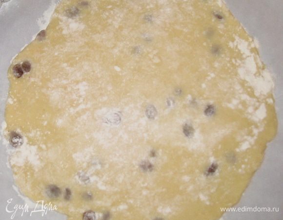 Раскатать на пергаменте тесто толщиной 1 см.