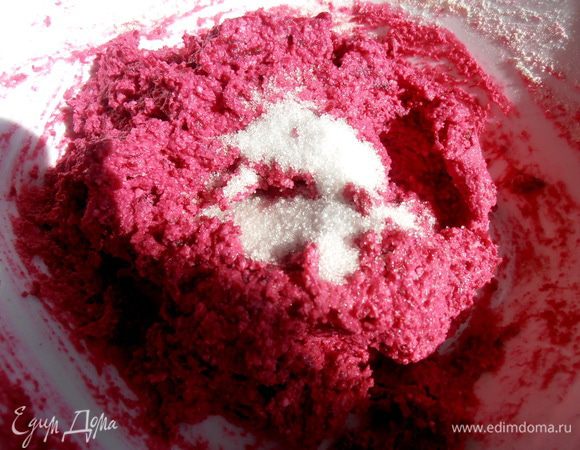 Потом немного добавила сахар,чтобы не было пресно. Кстати,тесто можно приготовить заранее,накрыть крышкой и хранить в холодильнике в течение дня. Оно будет только лучше и эластичнее!