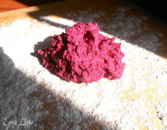 Присыпаем густо доску мукой и выкладываем треть теста.