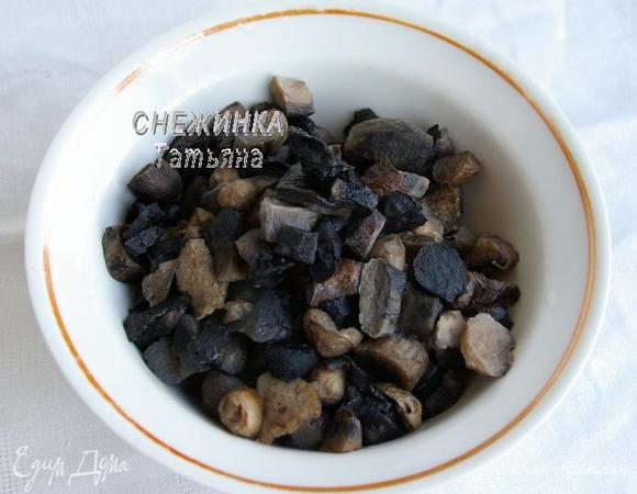 Сразу скажу, что грибы у меня были мороженые, но прежде отварены и порезаны. Поэтому мне было достаточно их заранее разморозить, но если необходимо это сделать быстро, положите мороженые грибы в кипящую воду, через несколько минут они будут готовы к дальнейшему использованию. Затем порежьте их на крупные кусочки.