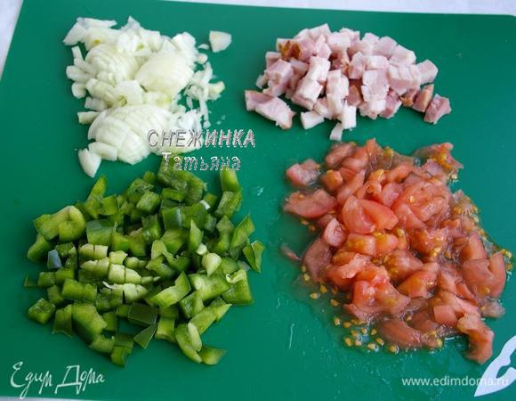 Подготовим остальные ингредиенты. Лук чистим, моем, нарезаем кубиком. Перец чистим и вместе с грудинкой также нарезаем кубиком. Помидор обдаём кипятком и затем опускаем в холодную воду, снимаем кожицу и нарезаем кусочками.
