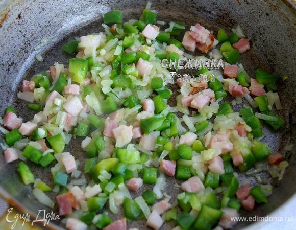 Сковороду разогреваем и кладём грудинку, жарим минутку, затем добавляем растительное масло и кладём лук и перец, пассируем несколько минут под крышкой, периодически помешивая.