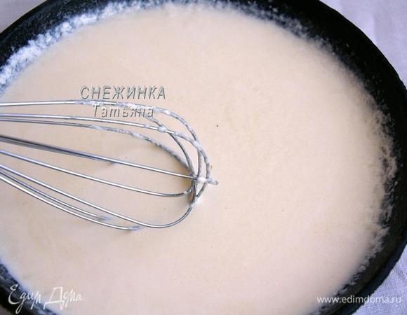 Добавляем грибы, солим, перчим, посыпаем паприкой. Кладём помидор, всё перемешиваем и жарим ещё пару минут. В это время на другой сухой и чистой сковороде разогреваем сливки, но до кипения не доводим, кладём натёртый на мелкой тёрке сыр и мешаем до его расплавления и однородности массы.