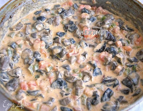 Выливаем этот соус в грибную массу, кладём тимьян и сметану, перемешиваем. Солим по вкусу. Томим под крышкой 10-15 минут. 