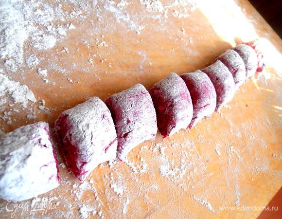 Раскатываем нежно колбаску и нарезаем острым ножом наискосок на кусочки. Кто хочет,может скатать шарики!