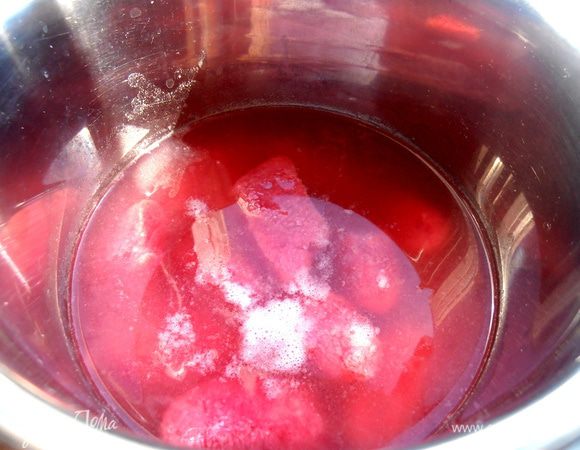 Вода у нас кипит на огне ещё перед раскатыванием,поэтому первую партию отправляем в кипяток. Помогаем ложкой отделиться вареничкам от дна и варим пару минут,пока не всплывут!