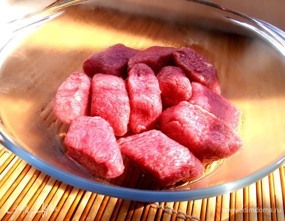 Выкладываем ложкой-шумовкой в блюдо,накрываем крышкой,чтобы не остыли и варим следующую партию...