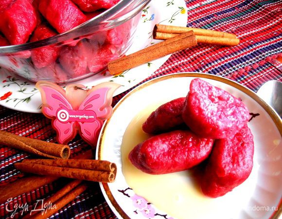 Подача. На тарелку наливаем сгущёнку и макаем в неё вареник...,ммм...нет слов,как тает во рту...,а свекла совсем не чувствуется,а только приносит пользу и радостный цвет!!!