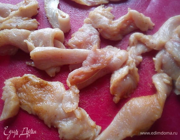 Индейку нарезать тоними полосками, посолить, поперчить, посыпать любыми специями для курицы.