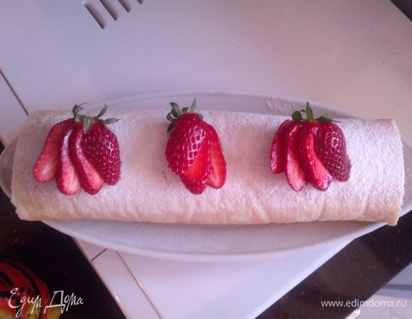 Сворачиваем рулет, присыпаем сахарной пудрой слегка и украшаем клубникой! Дать пропитаться хотя бы пару часиков, а лучше на ночь в холодильнике. Приятного аппетита :)