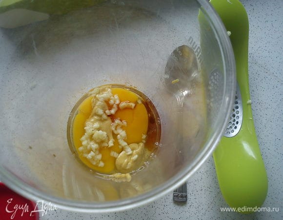 Измельчить чеснок. В стакан для взбивания разбить яйцо, добавить все ингридиенты для соуса, кроме масла и лимонного сока. Взбивать венчиком или миксером 1 минуту. Не прекращая взбивать, вливать тонкой струйкой масло до загустения.