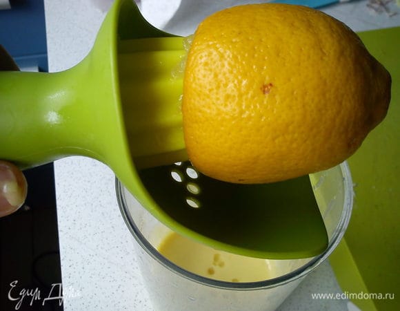 Посолить, поперчить и выдавить лимонный сок