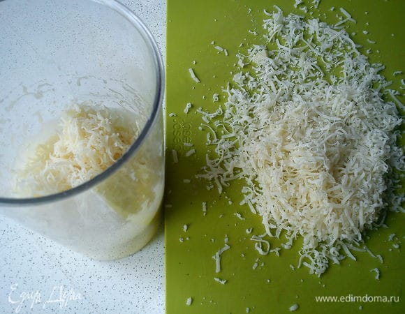 Пармезан потереть на мелкой терке, половину добавить в соус.