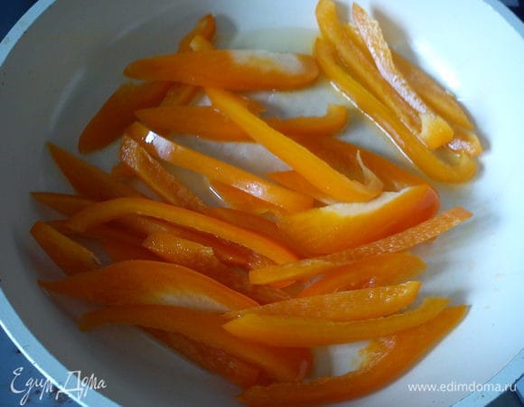 Перец порезать полосками, можно припустить 1-2 минуты в сковороде с 1 ст. л. подсолнечного масла.