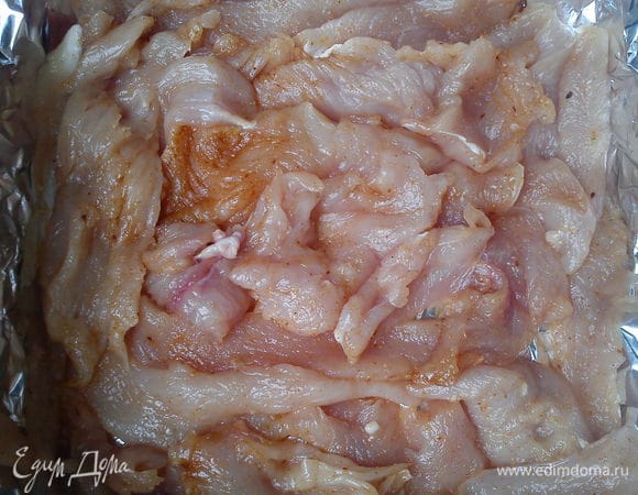 Выложить индейку в форму и сбрызнуть немного подсолнечным маслом. Гренки и индейку поставить в духовку на 10 минут с конвекцией или на 15 минут в обычную.