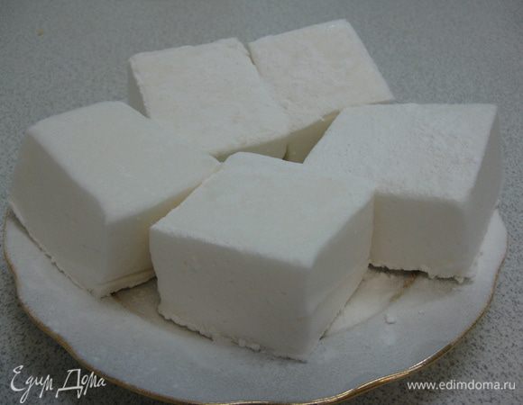 Желатин залить ½ ст. горячей воды и мешать до полного растворения. На огонь поставить кастрюлю с сахаром, сиропом, солью и с половиной стаканом воды. Помешивая варить на среднем огне около 7 минут. Как только сахар расплавится, выключить огонь и добавить желатин. Остудить смесь до комнатной температуры. Взбить белки в глубокой посуде, влить туда всю жидкость из кастрюли и взбивать миксером на большой скорости. Когда белки с желатиновой смесью поднимутся, добавить туда ванильный сахар и продолжать взбивать до максимально густой массы. Затем смешать крахмал и сахарную пудру. 