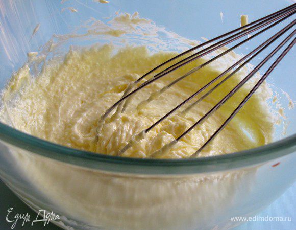 Масло нарезать кубиками, перемешать с желтком, сахаром, солью. Добавить 1 ст. л. холодной воды.
