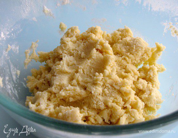 Сахарно-масляную смесь соединить с просеянной мукой и замесить тесто. Если тесто сильно крошится, добавить еще немного воды и помять руками. оно должно получиться мягким, но не прилипать к ладоням.