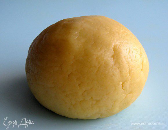 Тесто скатать в шар, завернуть в пищевую пленку и убрать в холодильник на 15 минут.