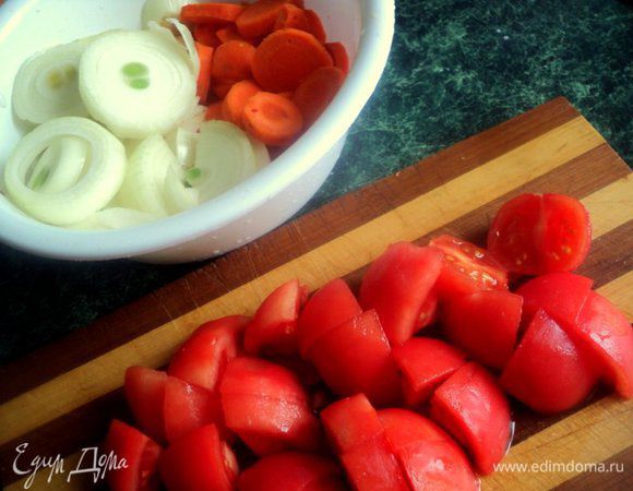 Лук нарезать колечками, морковь кружочками. Помидоры надрезать крестообразно, залить на 1 минуту кипятком и снять кожицу. Порезать произвольными кусочками.