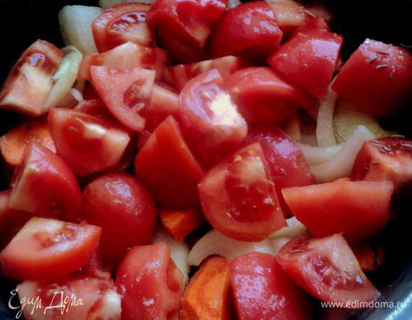 Овощи выложить на мясо, посолить, поперчить по вкусу, добавить тмин и залить пивом. Пиво нужной марки я, к сожалению, не нашла, поэтому  взяла наше украинское нефильтрованное темное пиво (в результате получилось очень вкусно).