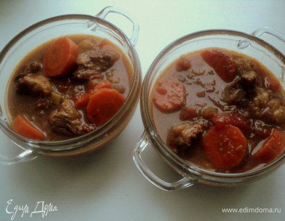 Довести до кипения, затем уменьшить огонь до минимального и тушить мясо под крышкой 2 часа. Блюдо в принципе готово. Но можно более интересно оформить подачу блюда. Разложить мясо с подливкой по порционным судочкам.