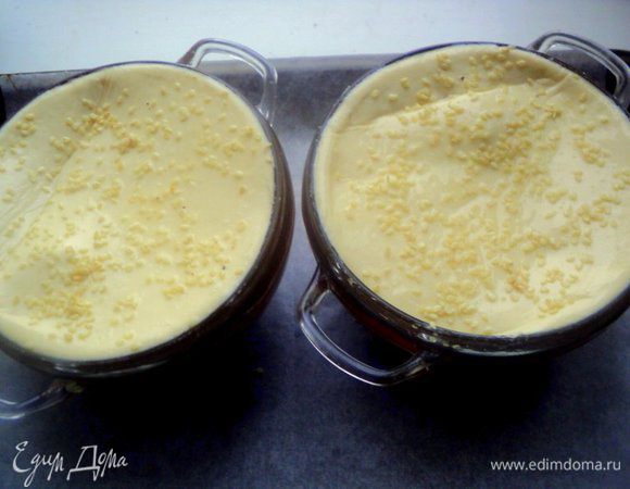 Смазать края судочков взбитым яйцом, накрыть пластом слоено теста. Скалкой снять излишек теста. Смазать тестяную крышечку яйцом и посыпать семенами кунжута. Запекать при температуре 200 градусов 25 минут.