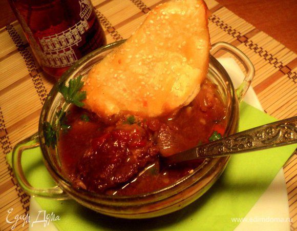 Можно подавать и наслаждаться нежнейшим тушеным мясом, вкуснейшим соусом, в который можно макать румяную крышечку  и бокалом хорошего пива! Приятного аппетита!