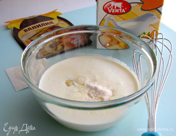 Приготовить крем. Взбить яйцо, желток, сливки и ванильную эссенцию (у меня пакетик ванилина). Я еще добавила 2 ст. л. муки, т.к. крем показался жидковат.