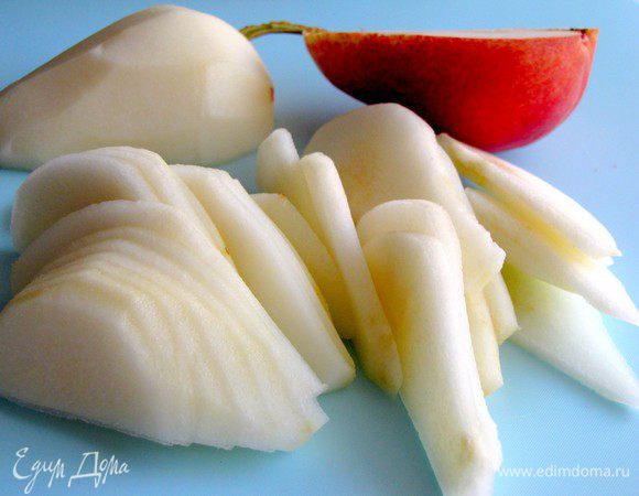 Груши разрезать пополам, очистить от кожуры и семян. Нарезать тонкими ломтиками поперек, сохраняя форму.