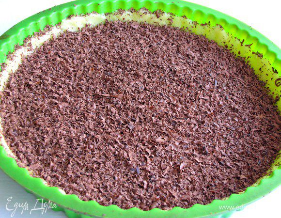 Шоколад натереть на терке, присыпать им тесто.