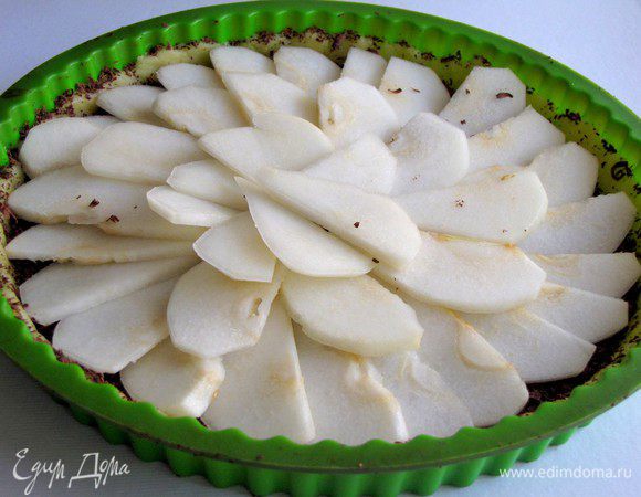 Груши разложить на шоколаде, как лепестки цветка.