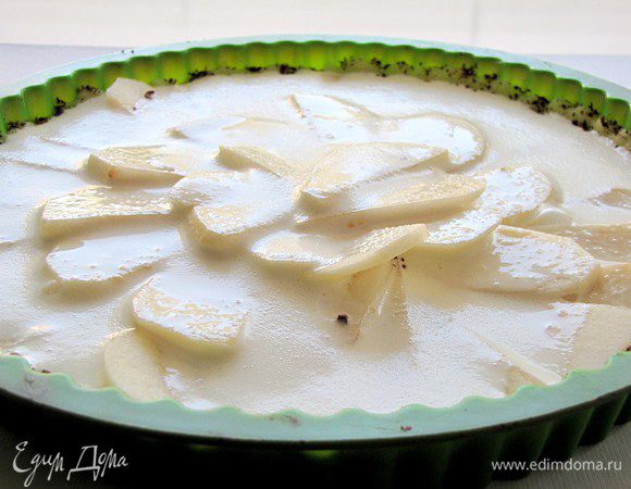 Разогреть духовку до 200 град. Залить груши кремом. Поставить форму с пирогом в духовку. Выпекать 10 минут