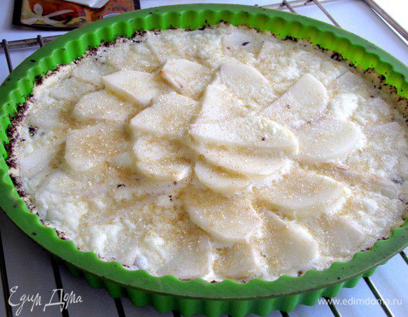 Вытащить пирог из духовки. Температуру понизить до 180 град. Пирог посыпать коричневым сахаром и выпекать еще 20-25 минут, до образования золотистой корочки.