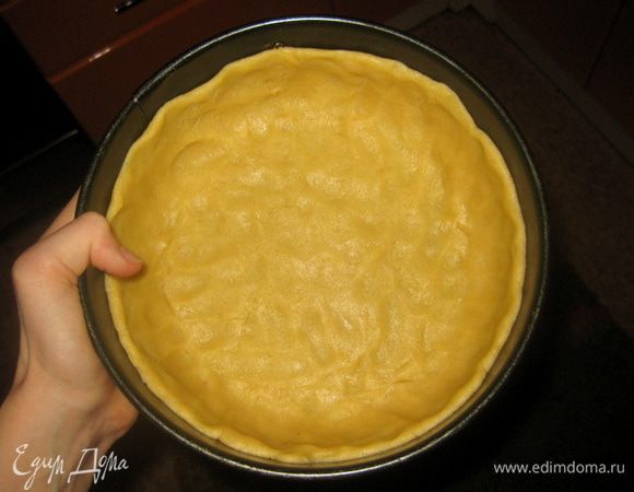 - Песочное тесто


Растереть яйцо с сахаром, нарубить масло с мукой до образования крошки. Добавить яичную массу в мучную крошку, хорошо вымесить за 3 мин., не более. И выложить в форму раскатанный корж,
Поставить в холодильник пока будет готовиться начинка.