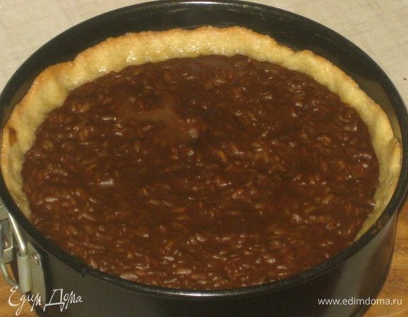 Добавив 3 ст.л. сахара, корицу и ванилин. За 20 мин. до конца варки по чуть-чуть добавлять молотый кофе. А в конце добавить остаток кофе и шоколад.
Затем снять кашу с огня. Добавить в неё яйцо и хорошо взбить. Затем поставить на средний огонь и довести до кипения. НО! Не кипятить, иначе свернётся. Вылить кашу на основу и выпекать 20 мин. при 190С.
Затем дать полностью остыть.