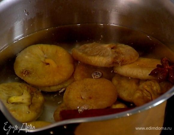 Инжир выложить в небольшую кастрюлю, добавить анис и палочку корицы, залить кипятком и варить 15–20 минут — инжир должен стать мягким, а вода почти вся выпариться.