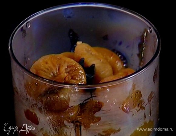 Специи вынуть, а инжир вместе с оставшимся соком взбить в блендере так, чтобы остались очень маленькие кусочки, но масса была однородной.